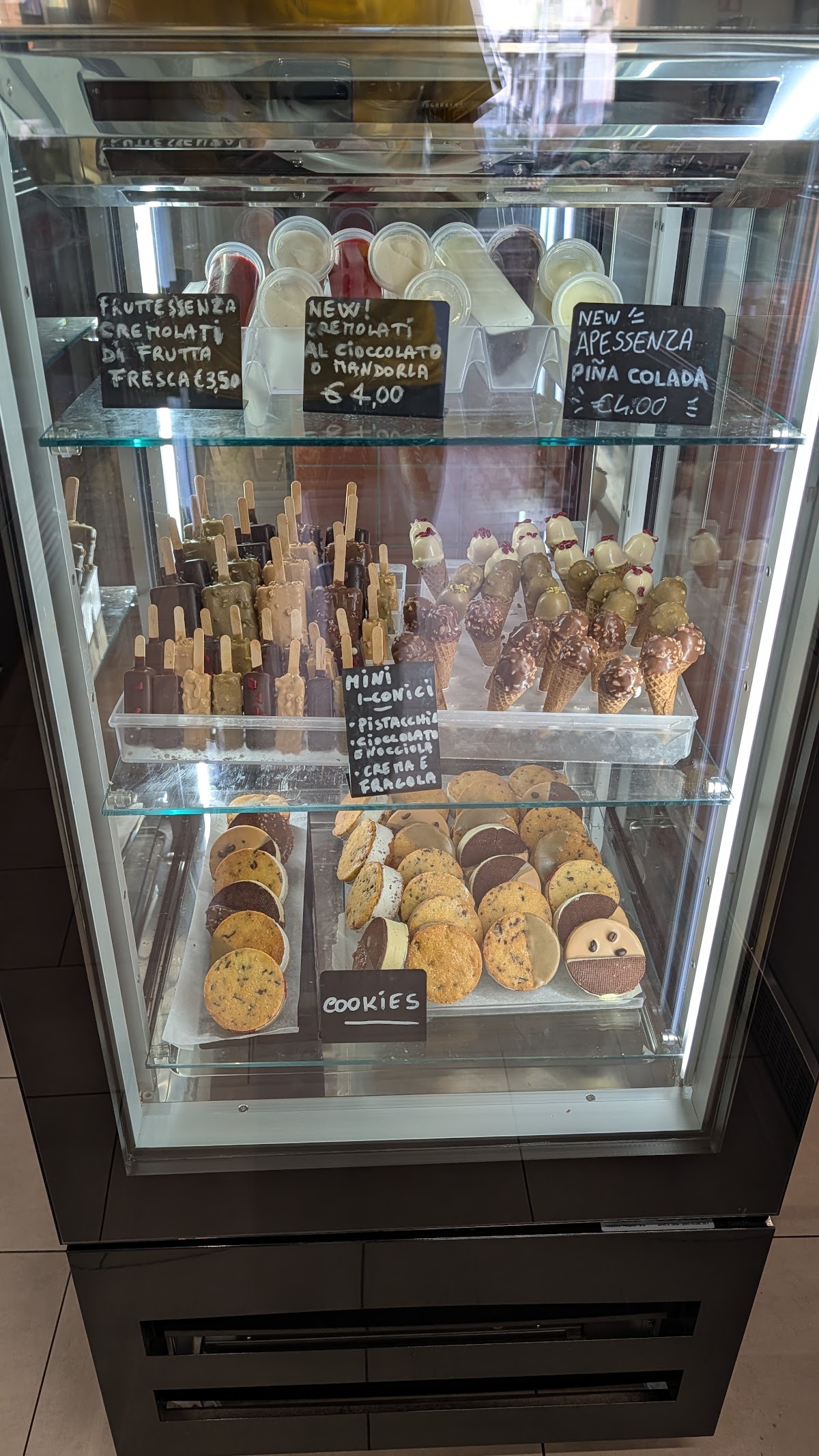 Gli stecchi ricoperti con granella di frutta secca.