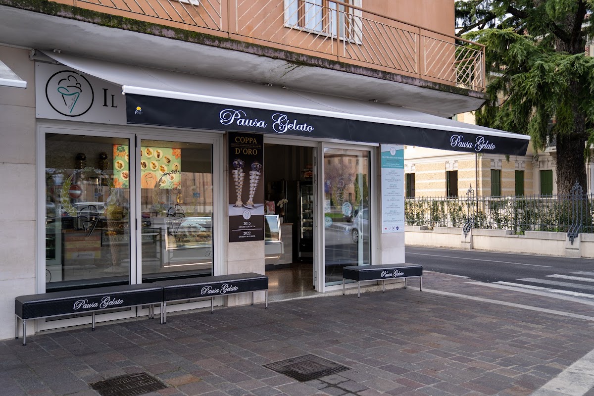 Il banco e la vetrina dei gusti.