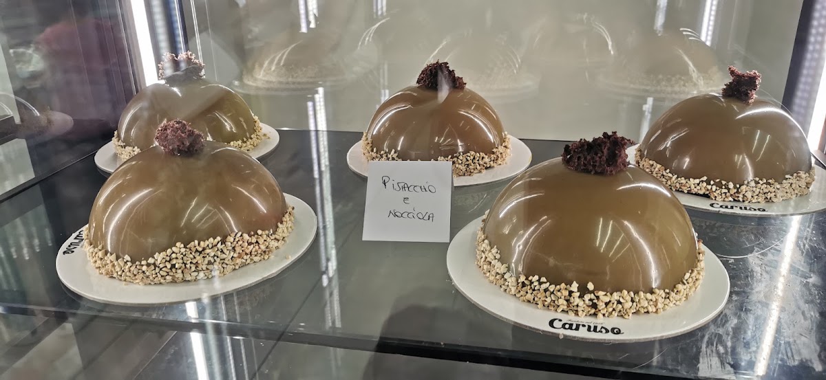 Le vaschette in vetrina.