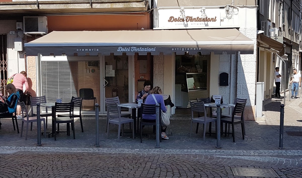 Il banco e la vetrina dei gusti.