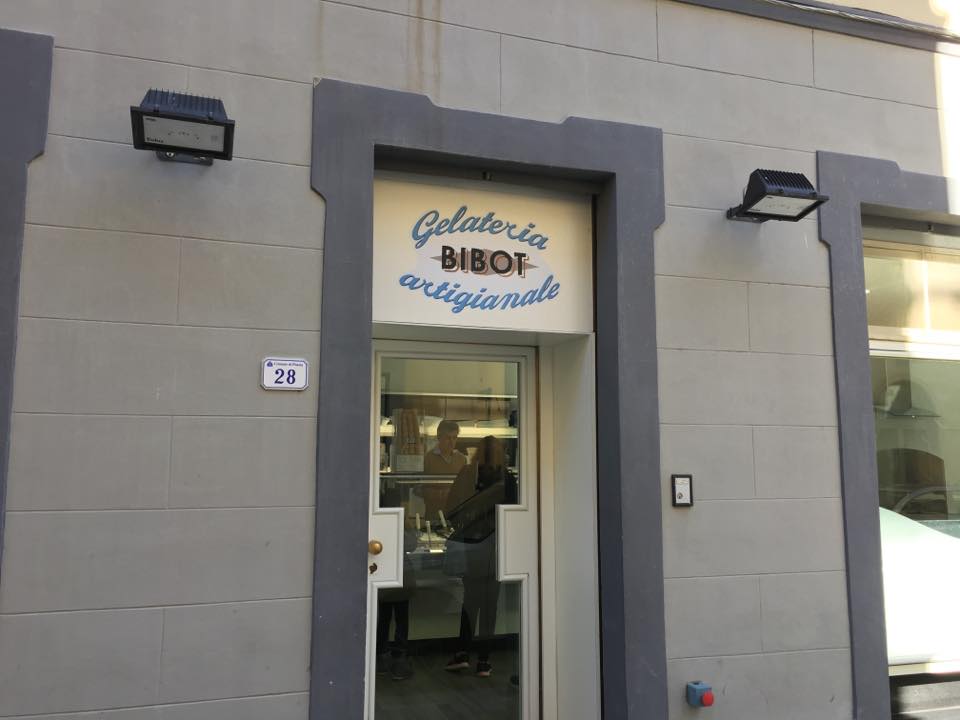 Il banco e la vetrina dei gusti.