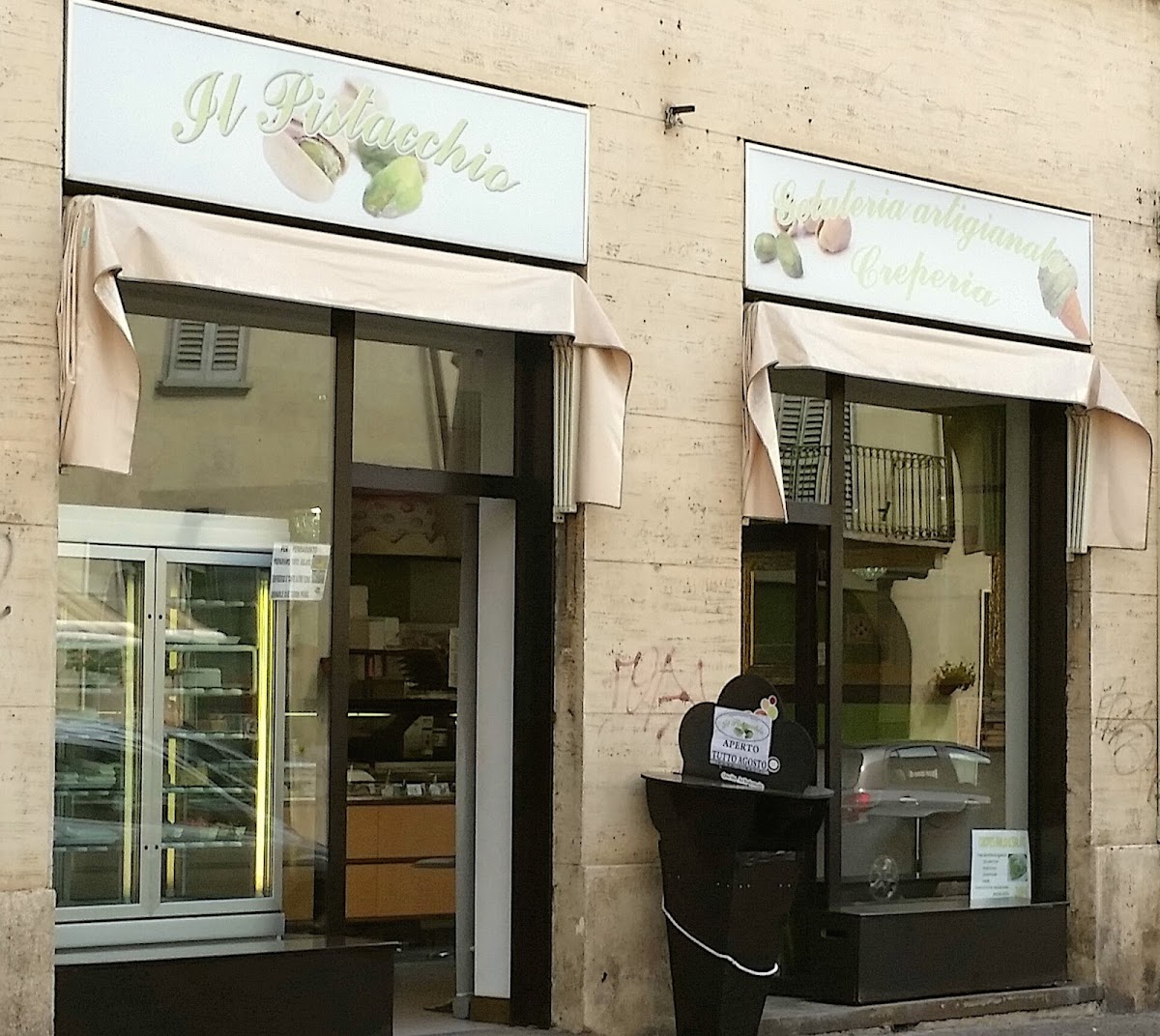 Il banco e la vetrina dei gusti.