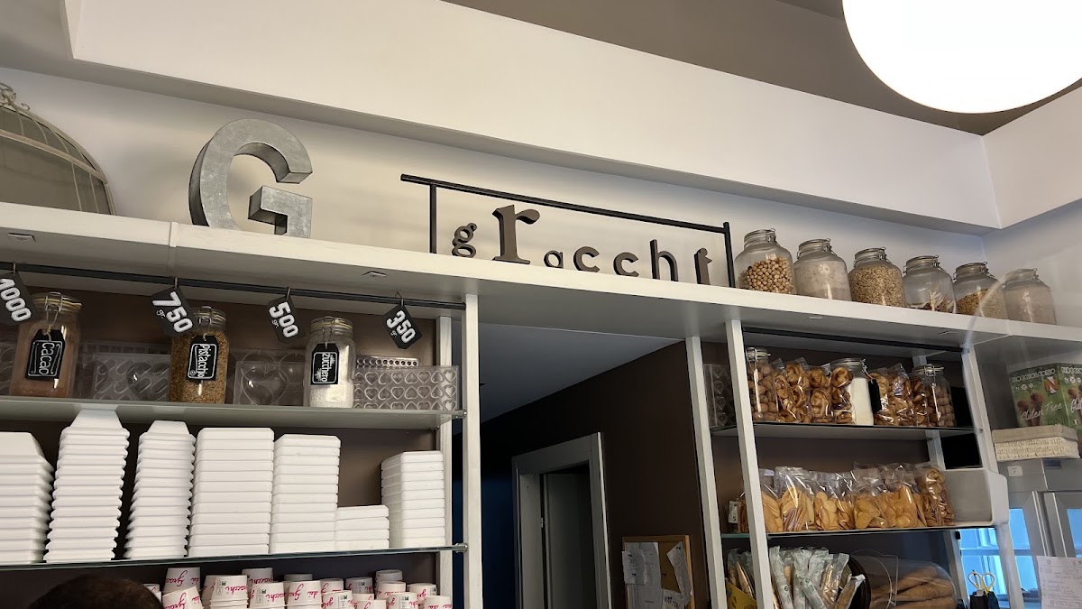 Il banco e la vetrina dei gusti.