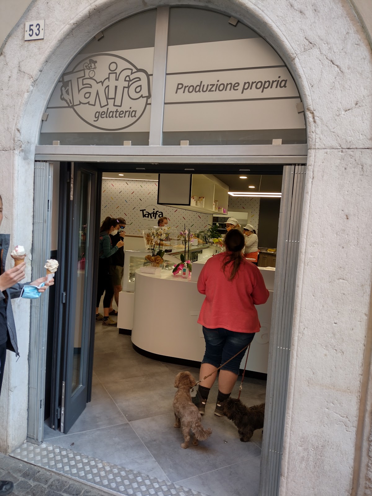 Il banco e la vetrina dei gusti.