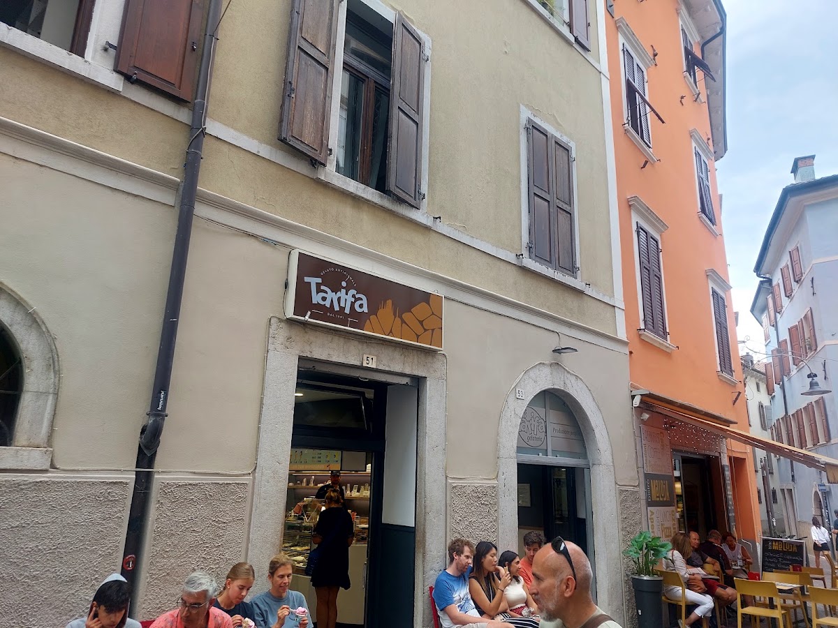 Un dettaglio della vetrina.
