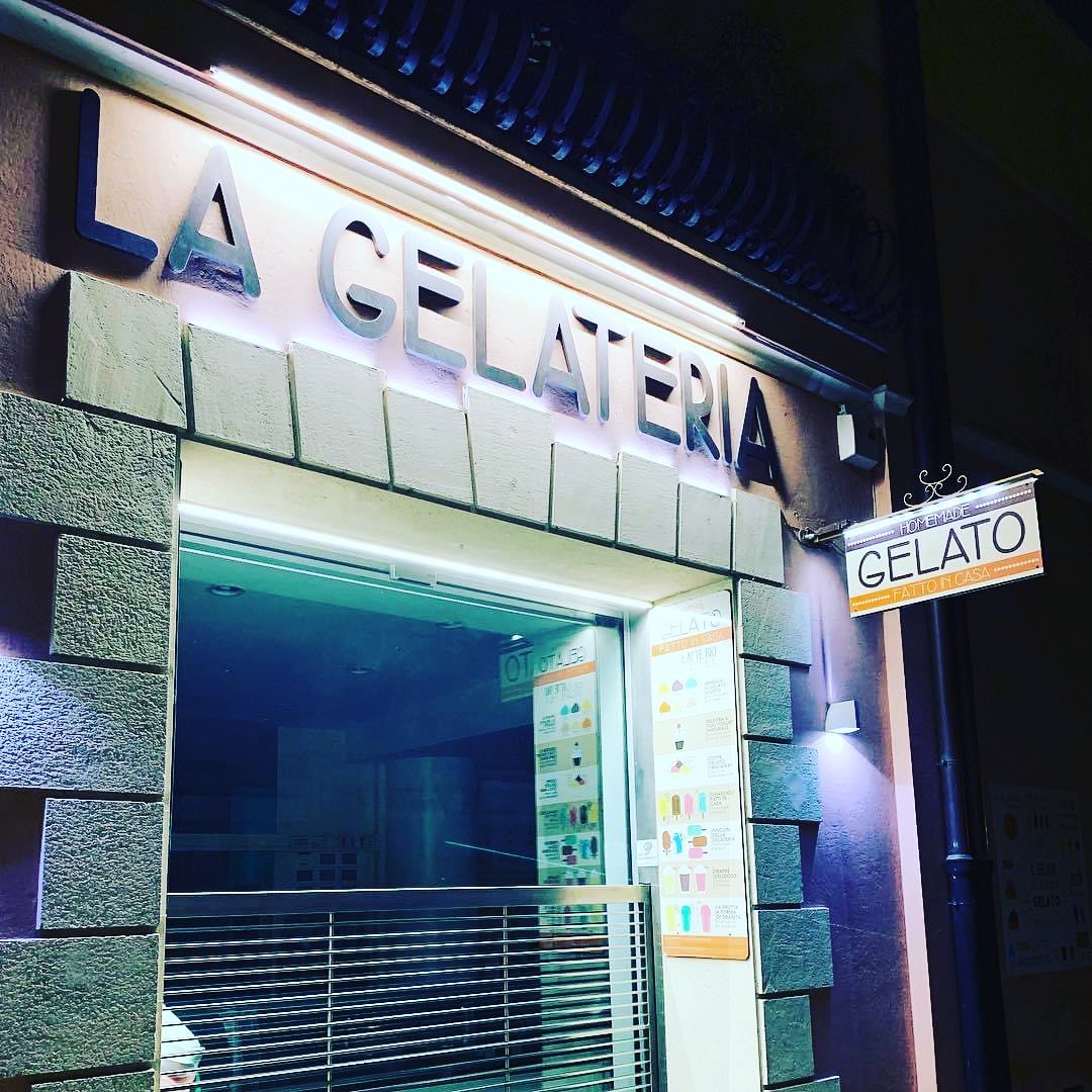 Il banco e la vetrina dei gusti.