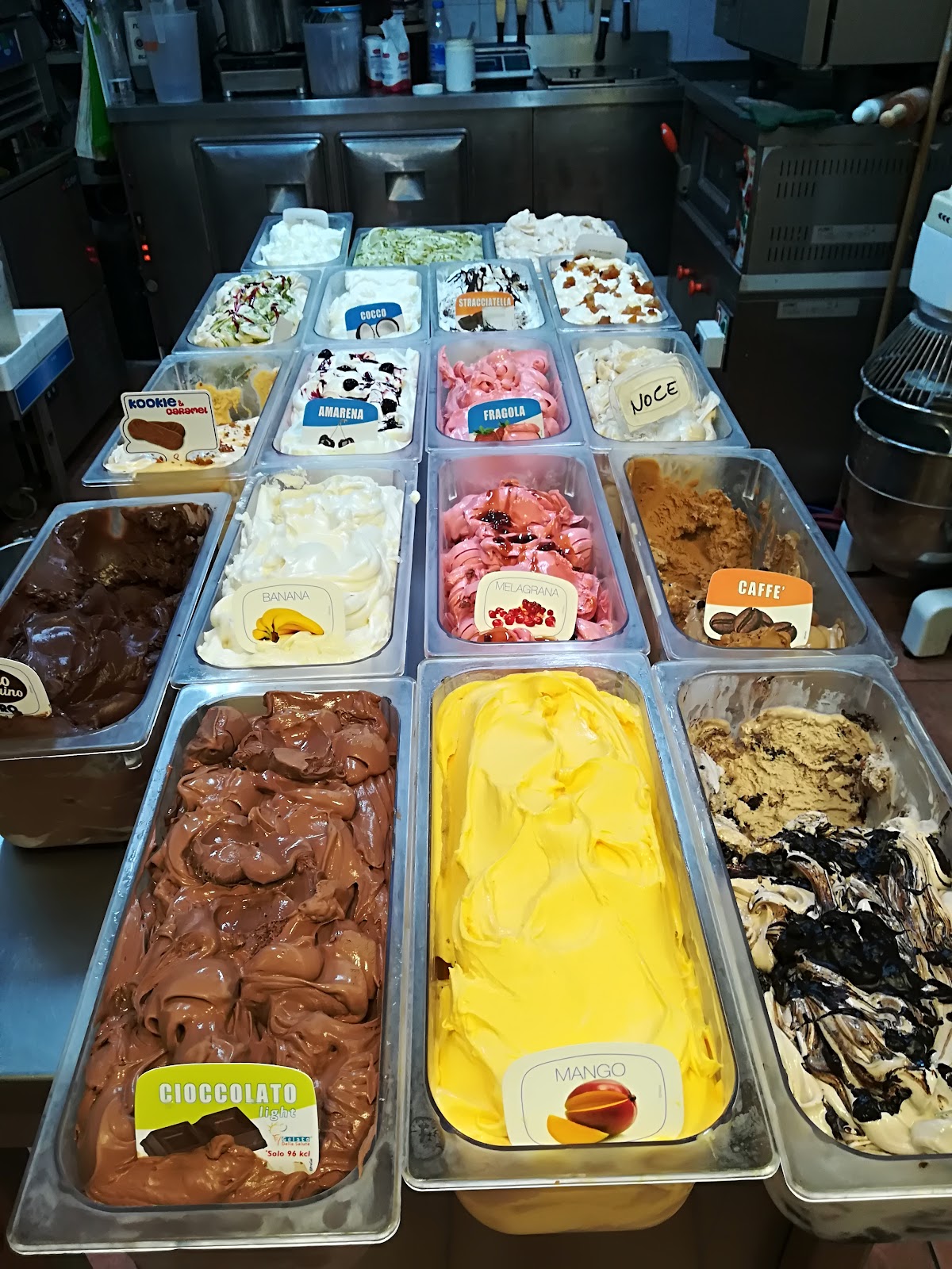 Le vaschette in vetrina.