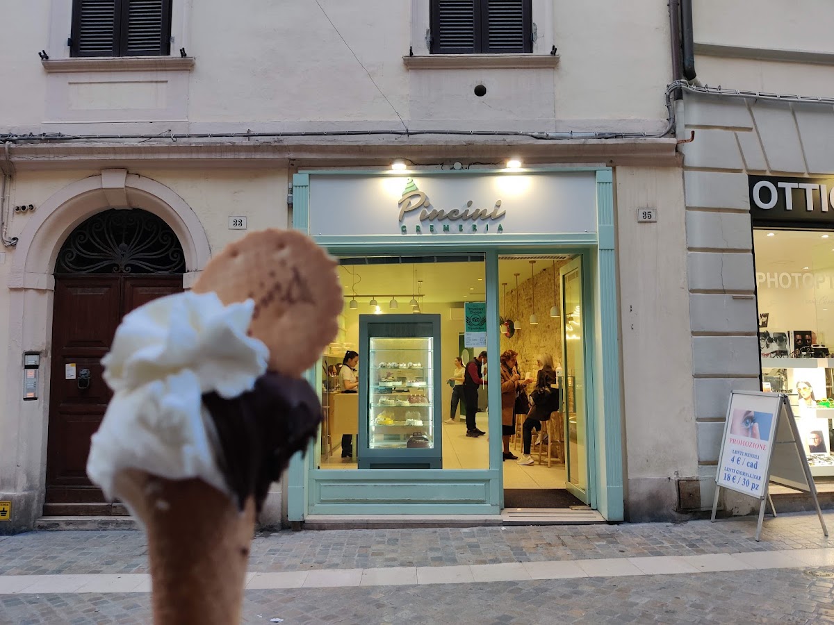 Il banco e la vetrina dei gusti.