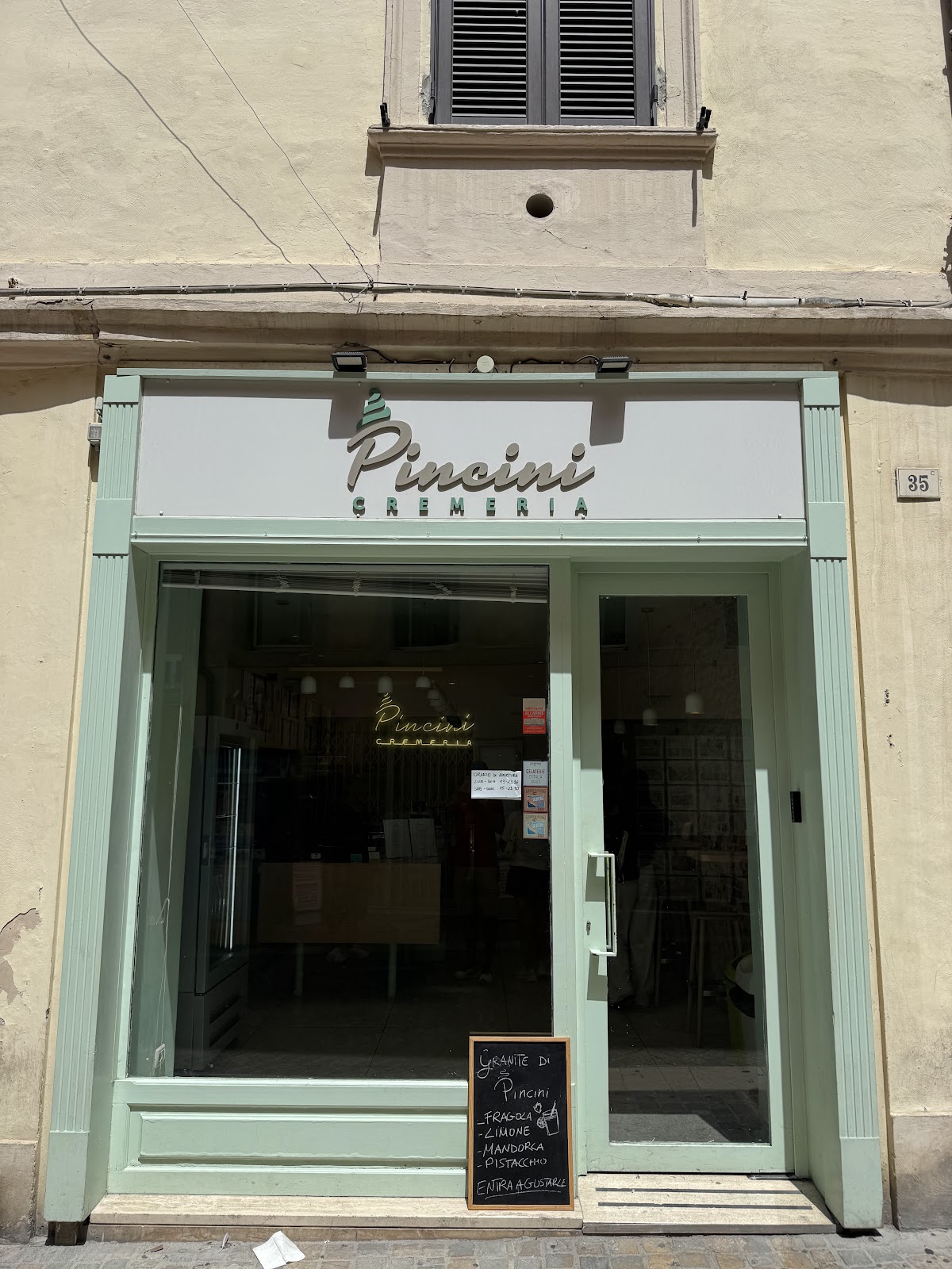 Un dettaglio della vetrina.