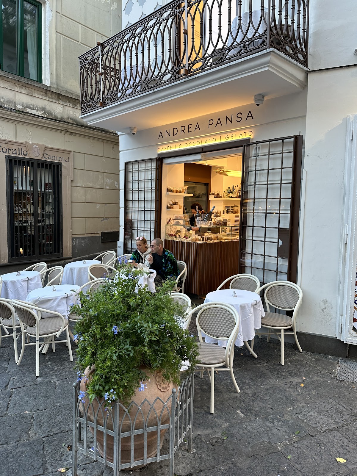 Il banco e la vetrina dei gusti.