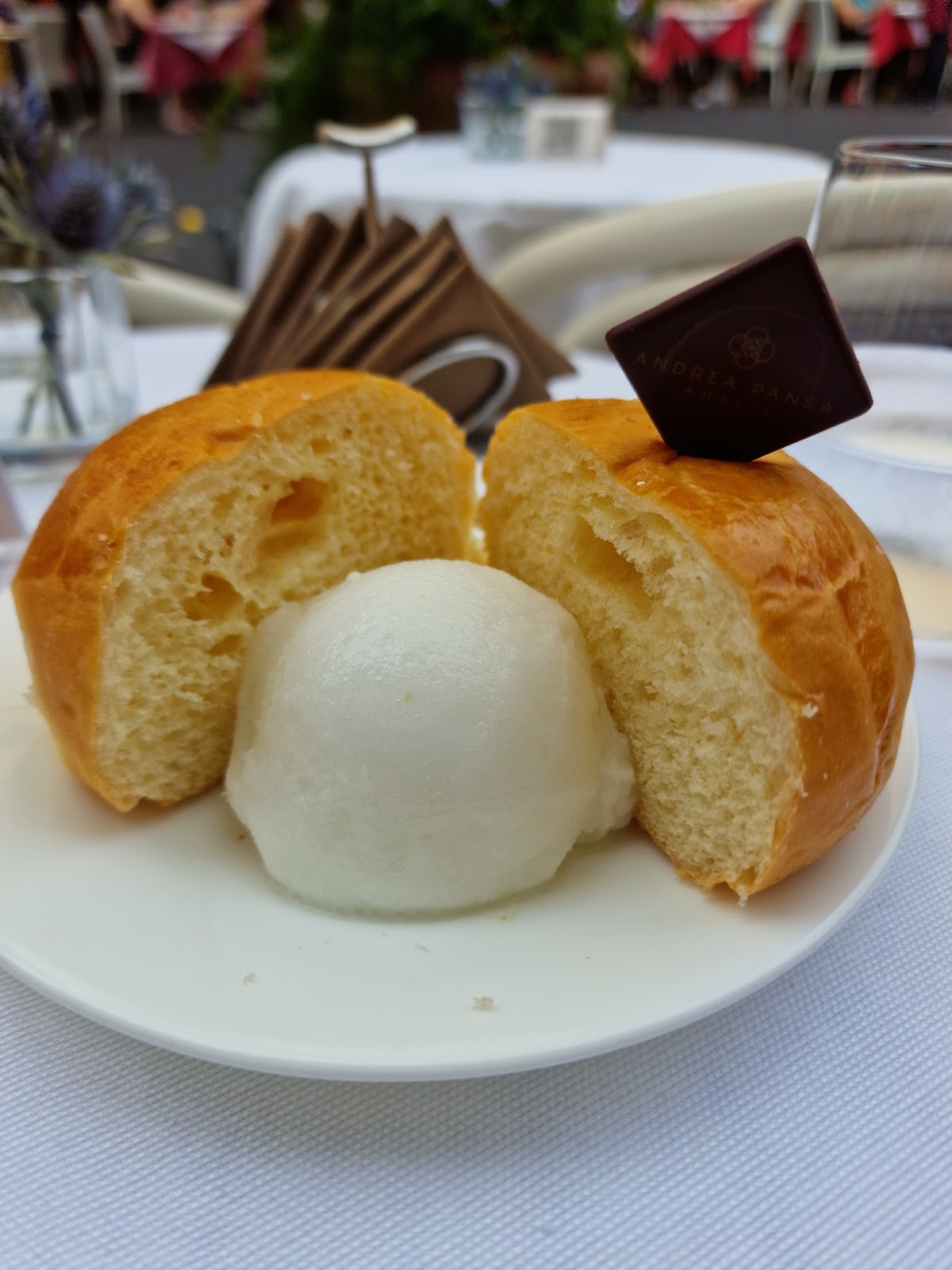 Le vaschette in vetrina.