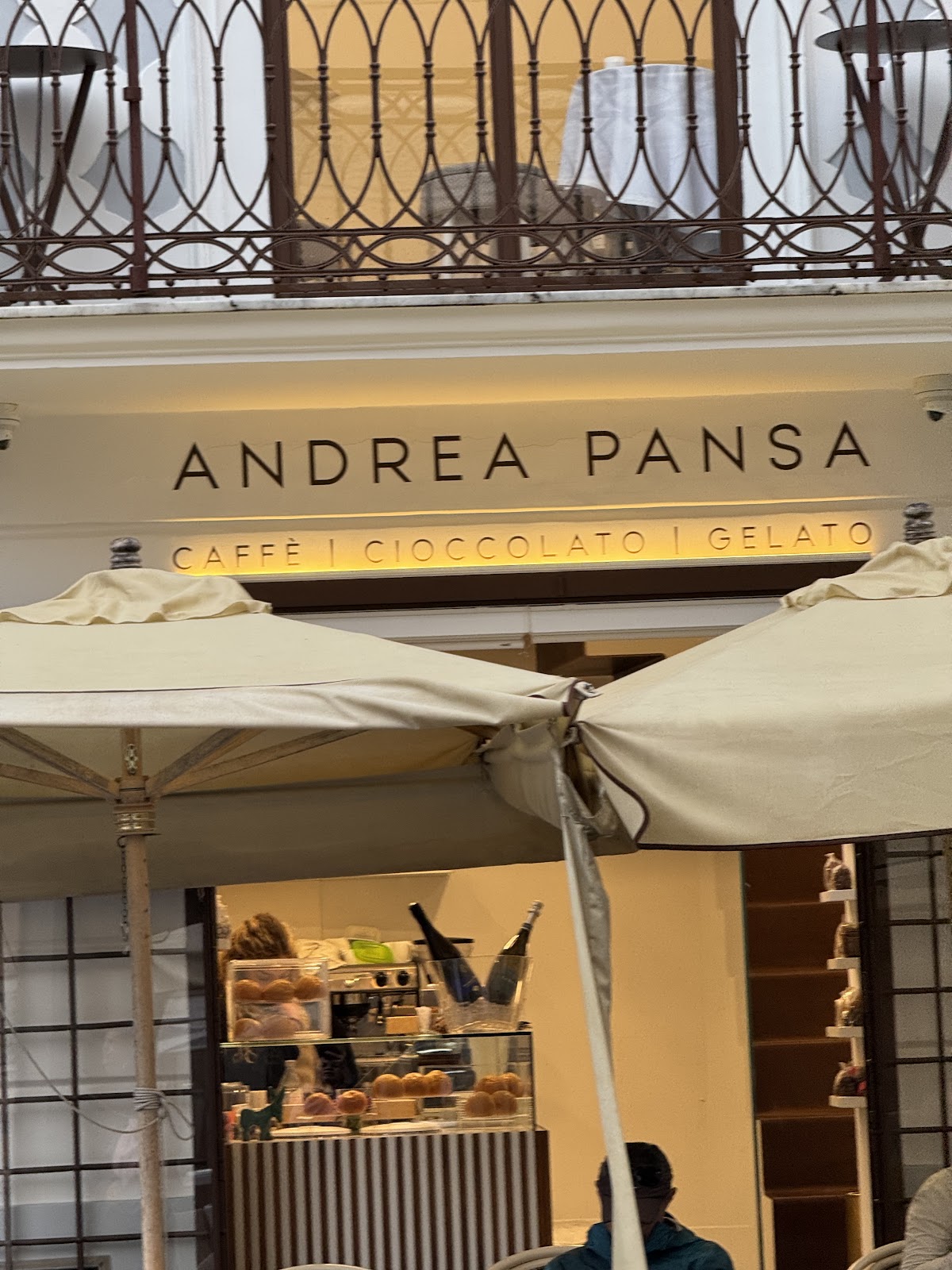 Il locale visto dall'interno.