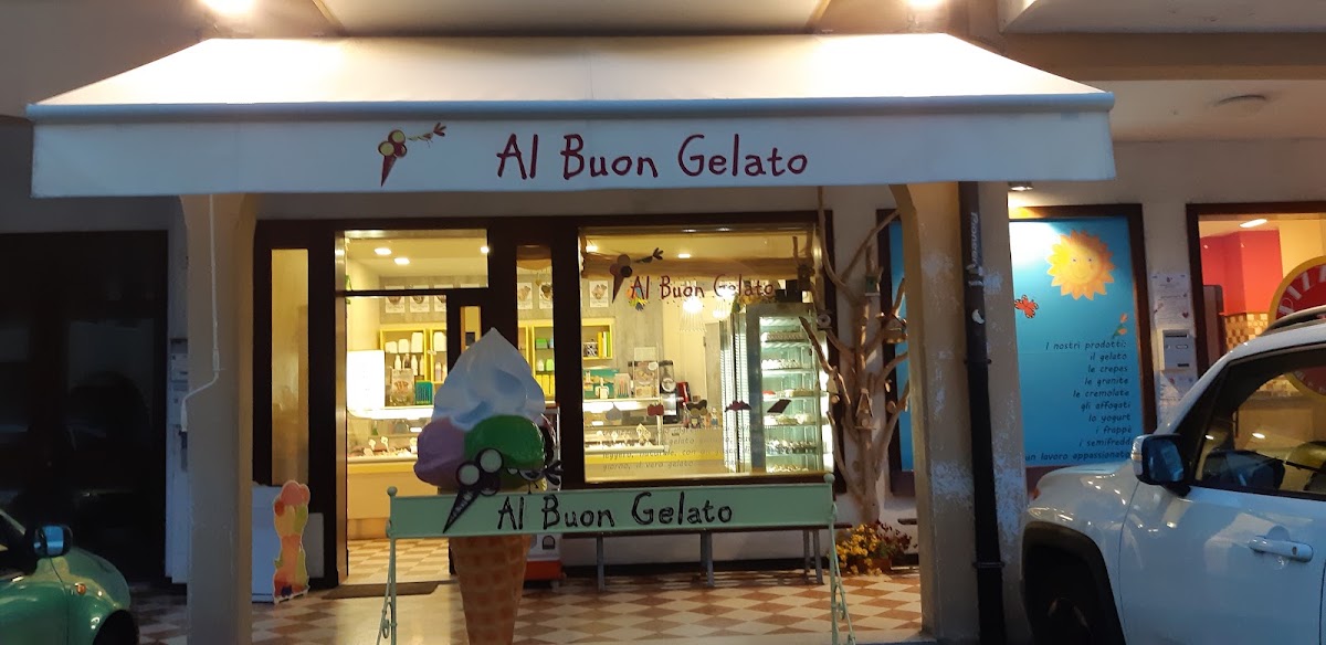 Il banco e la vetrina dei gusti.
