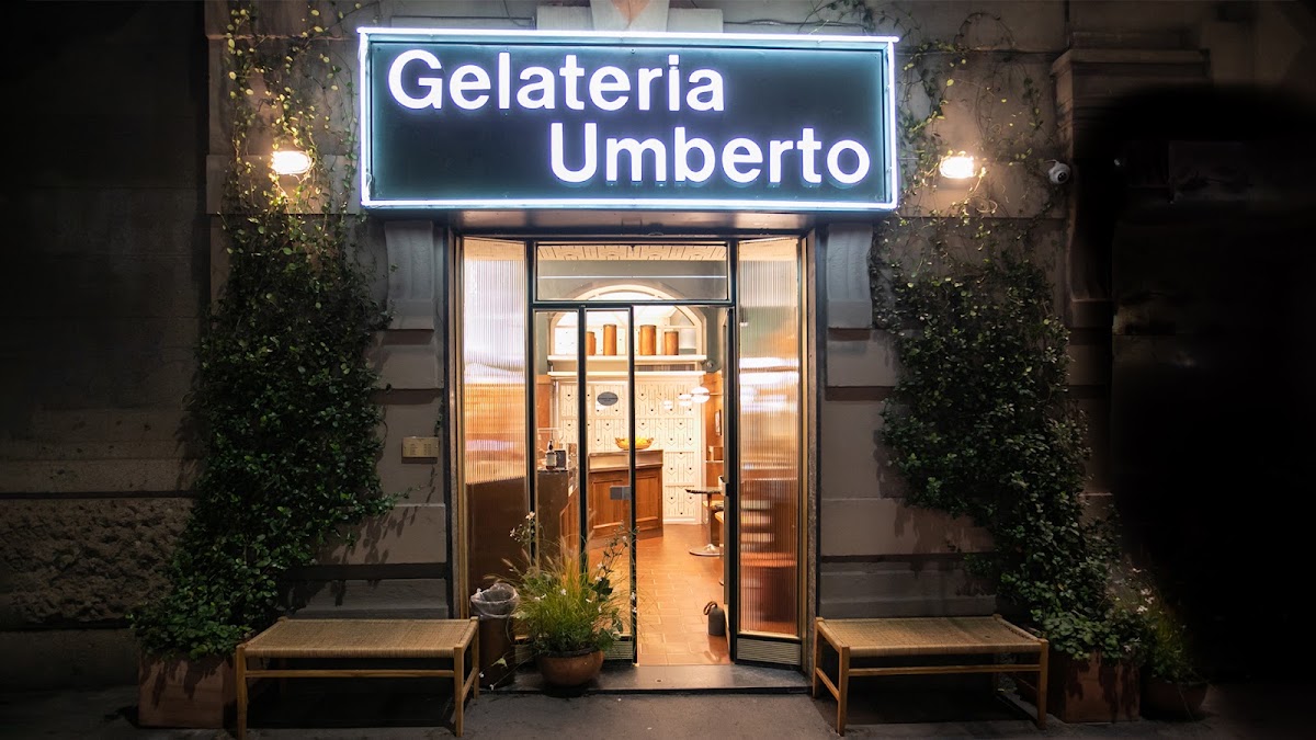 Il banco e la vetrina dei gusti.