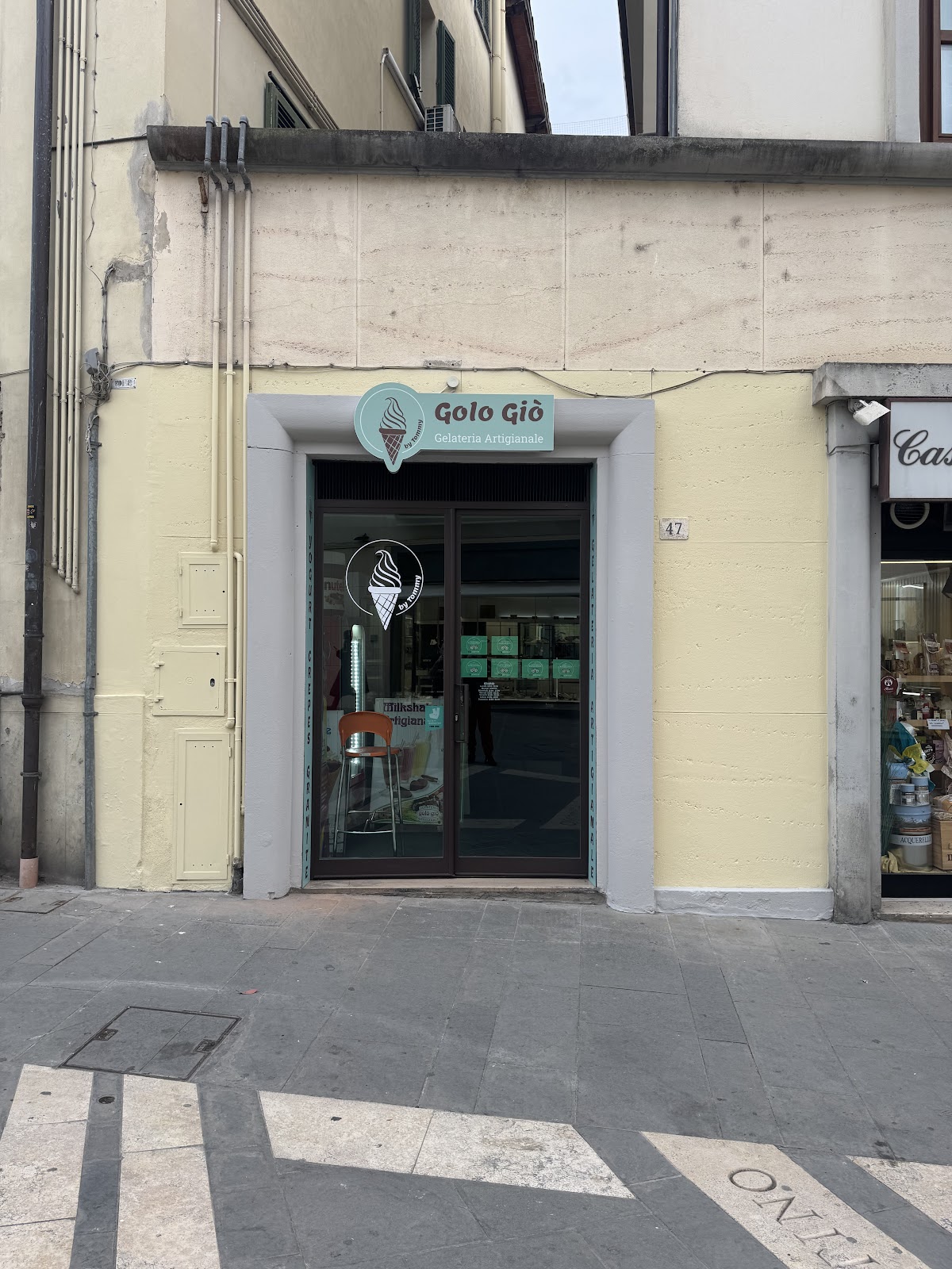 Un dettaglio della vetrina.