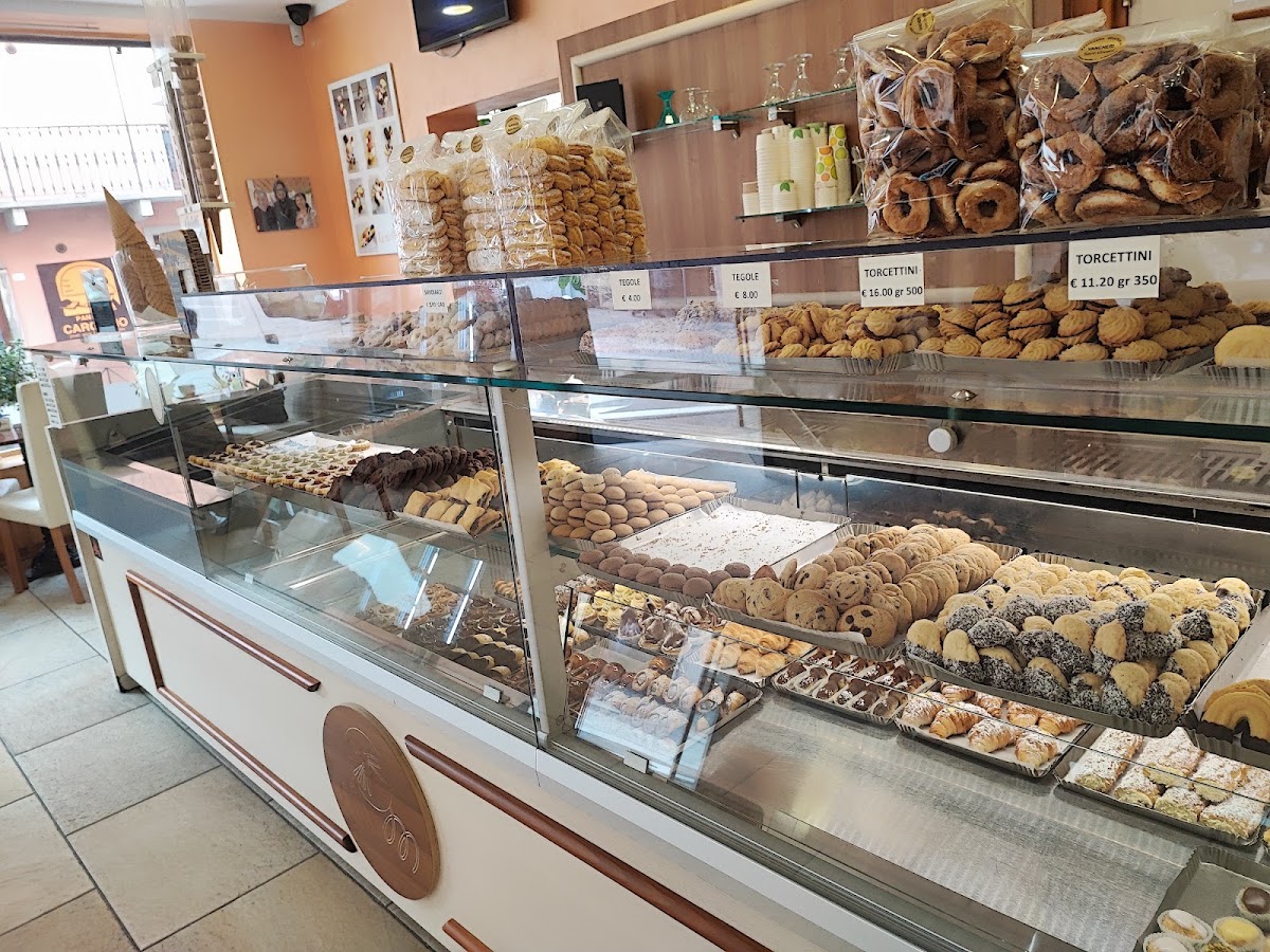 Le vaschette in vetrina.