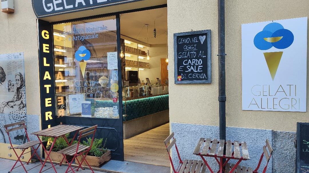 Il banco e la vetrina dei gusti.