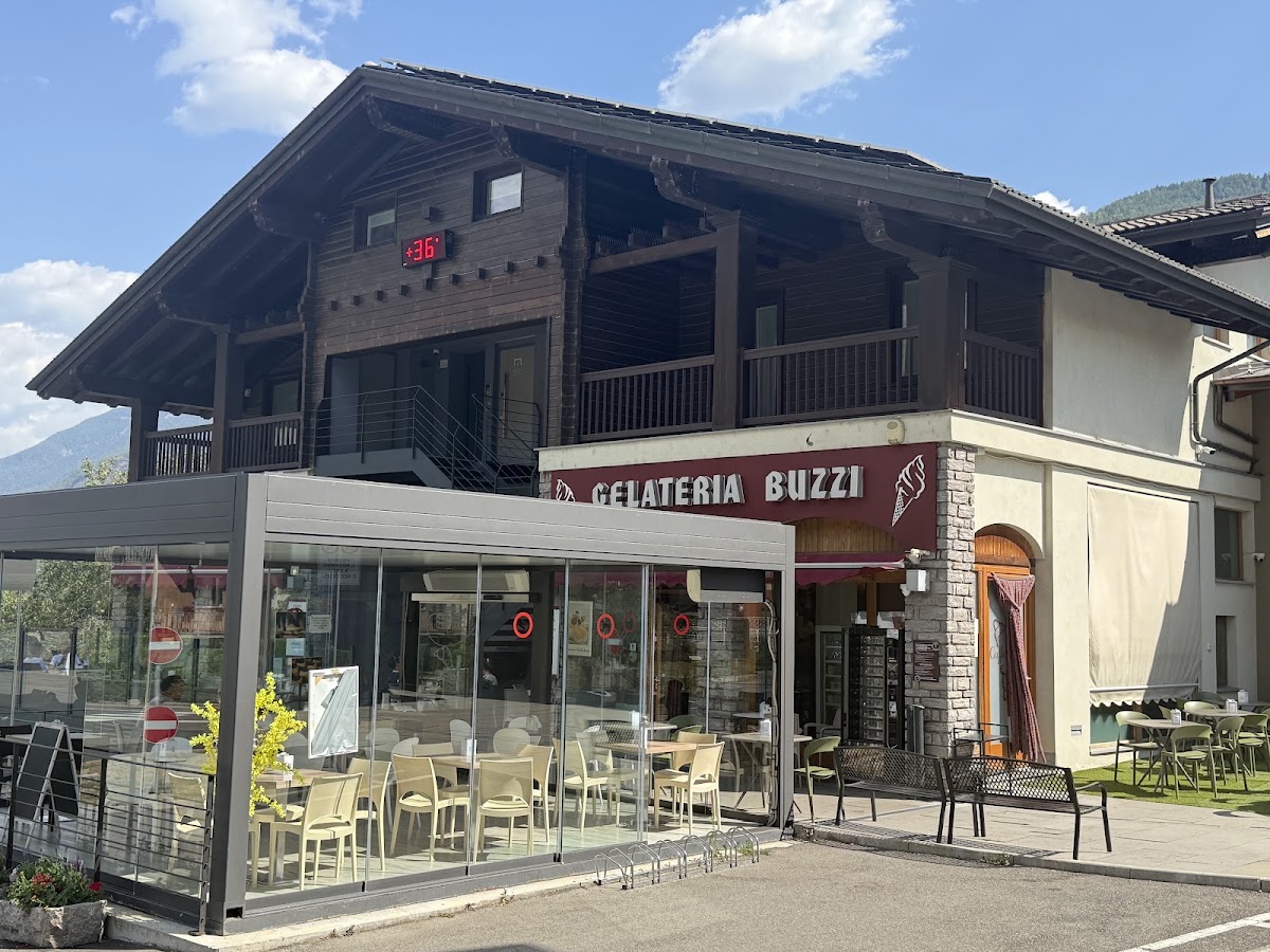 Il banco e la vetrina dei gusti.