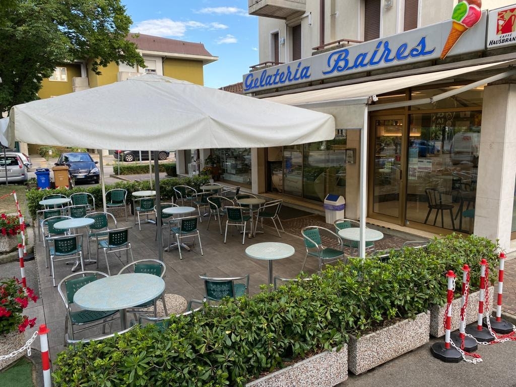 Il banco e la vetrina dei gusti.