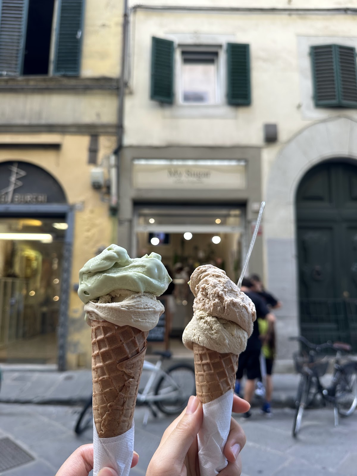 Un dettaglio della vetrina.