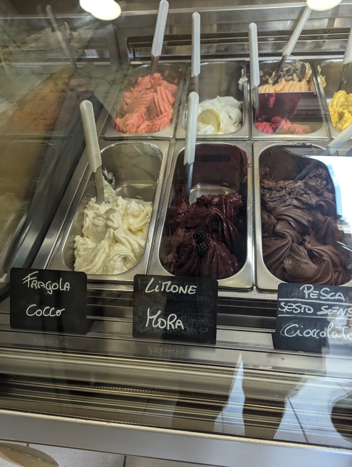 Le vaschette in vetrina.