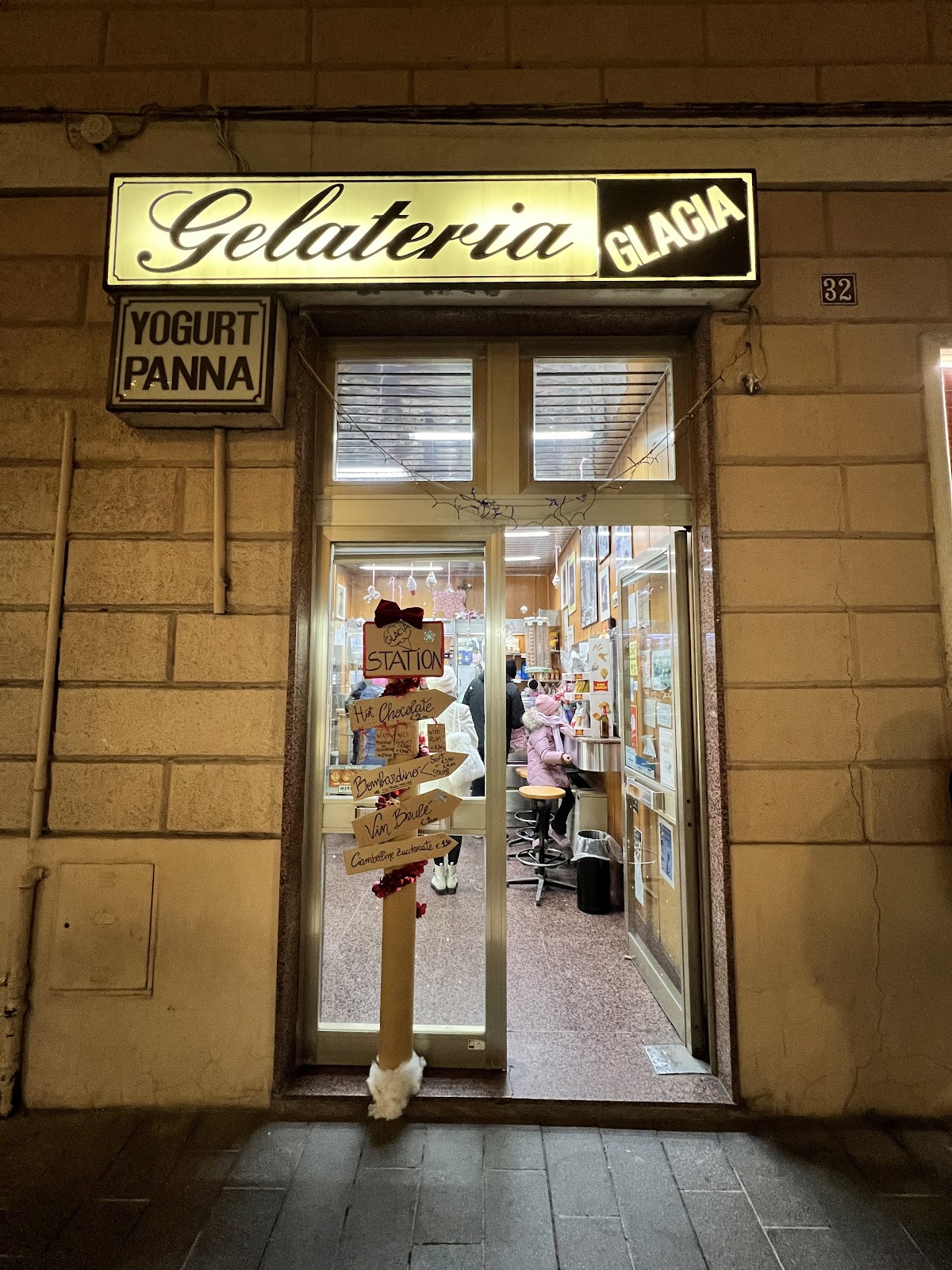 Gelateria Glacia Di Cucchia Adriano