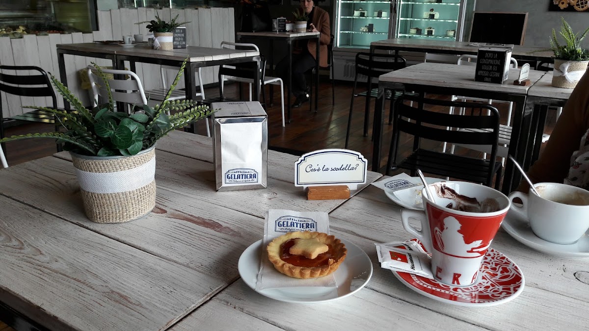 Le vaschette in vetrina.
