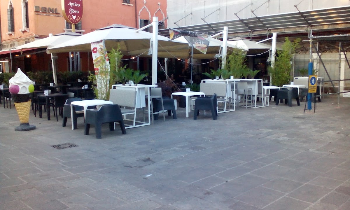 Il locale visto dall'interno.