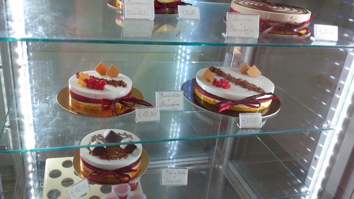 Le vaschette in vetrina.
