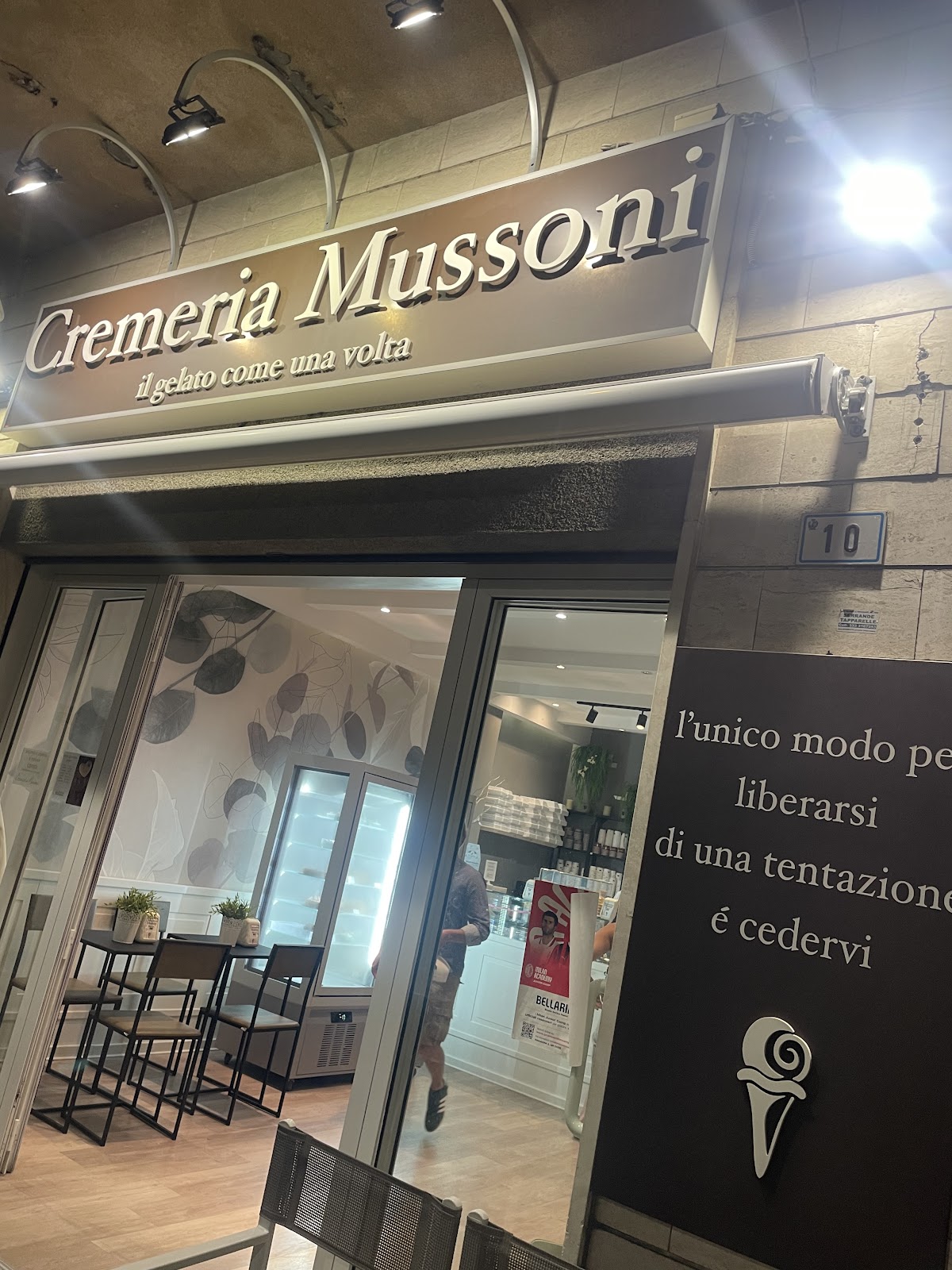 Un dettaglio della vetrina.