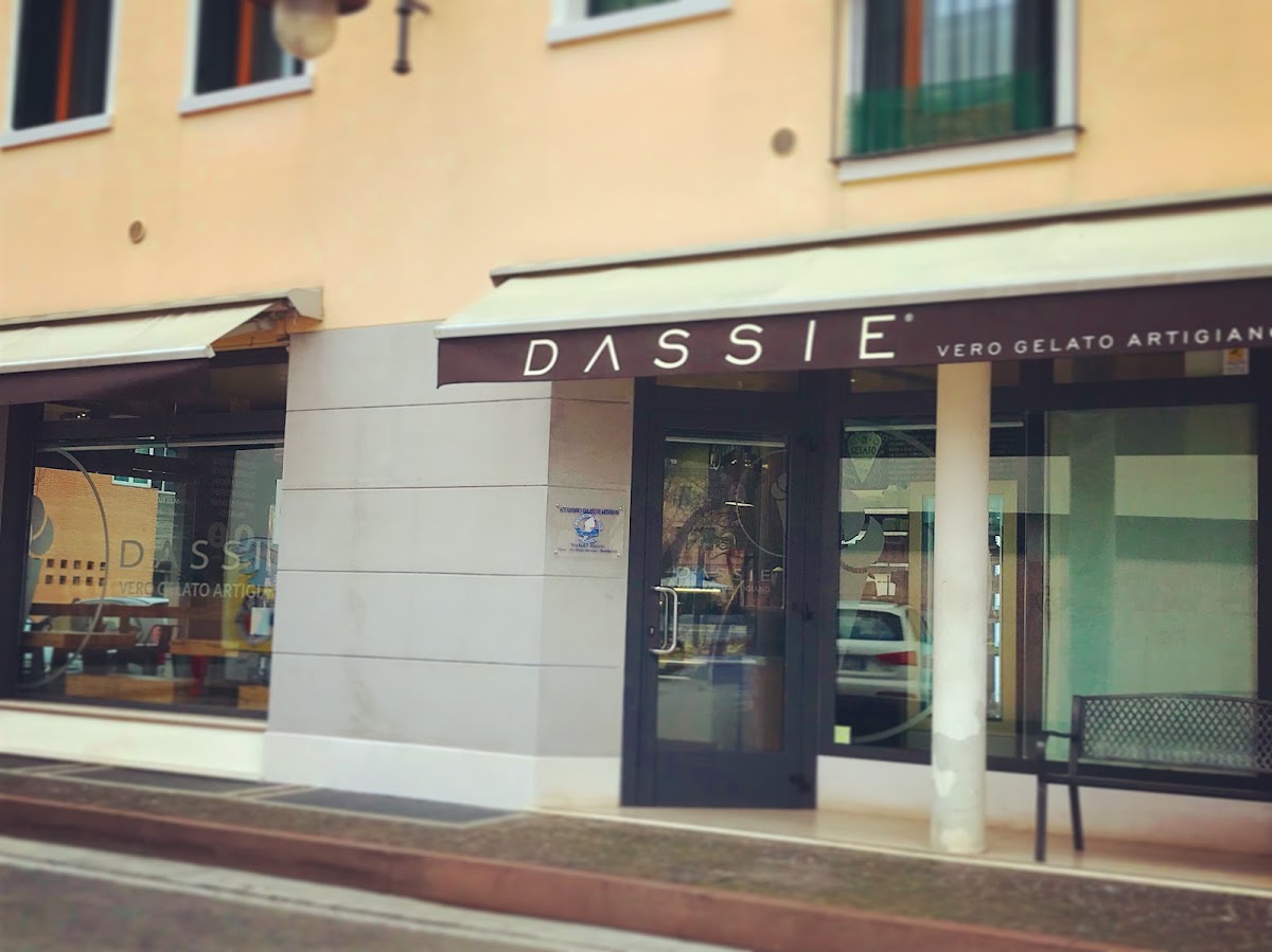 Il banco e la vetrina dei gusti.