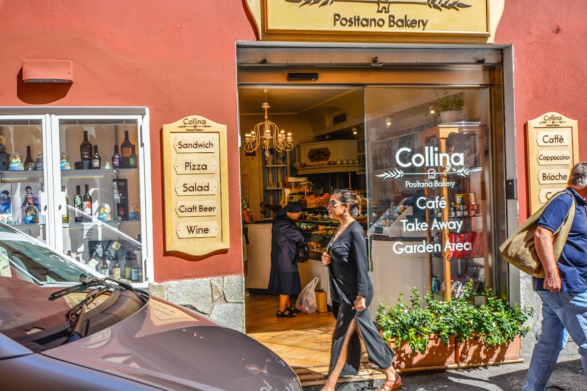 Il banco e la vetrina dei gusti.