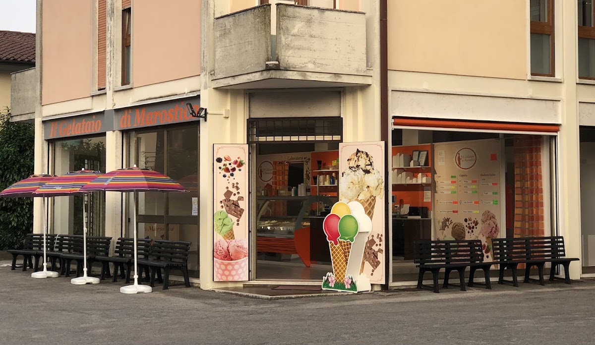 Un dettaglio della vetrina.
