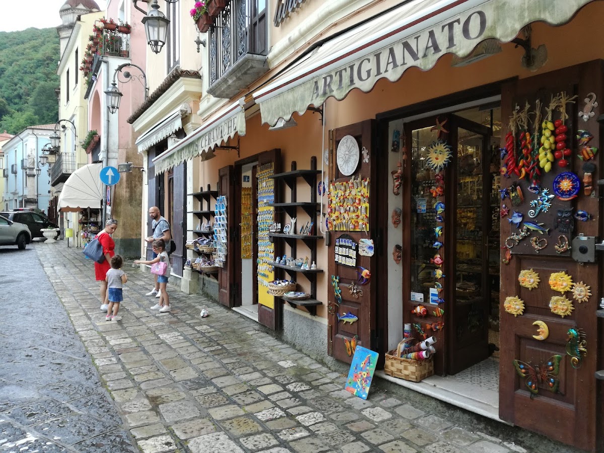 Il banco e la vetrina dei gusti.