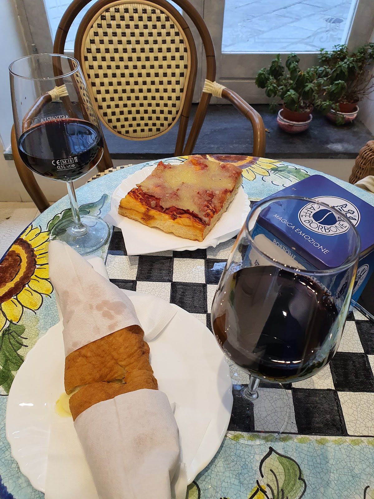 Le vaschette in vetrina.