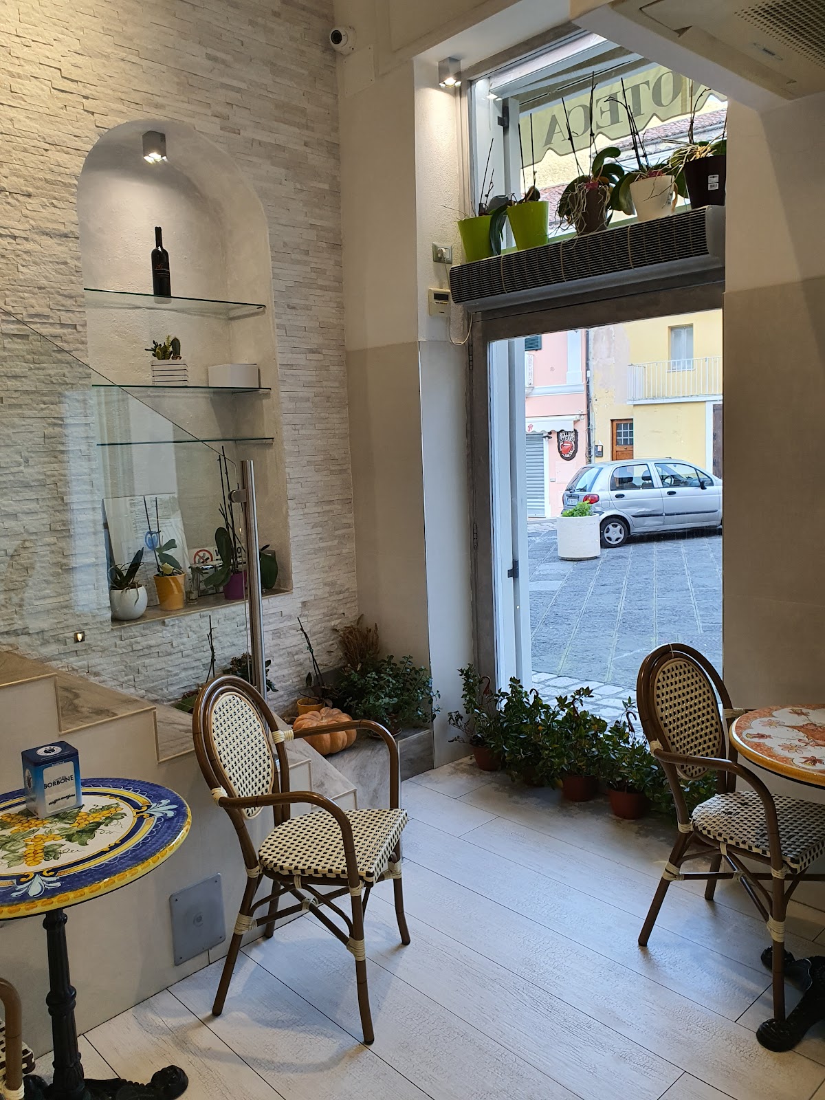 Il locale visto dall'interno.