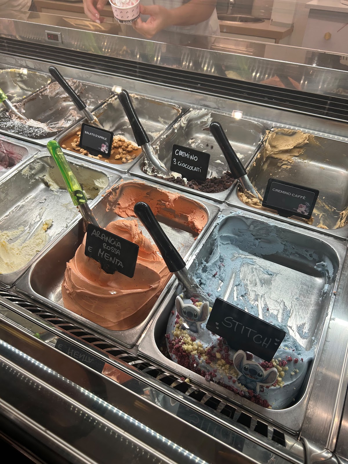 Un dettaglio della vetrina.