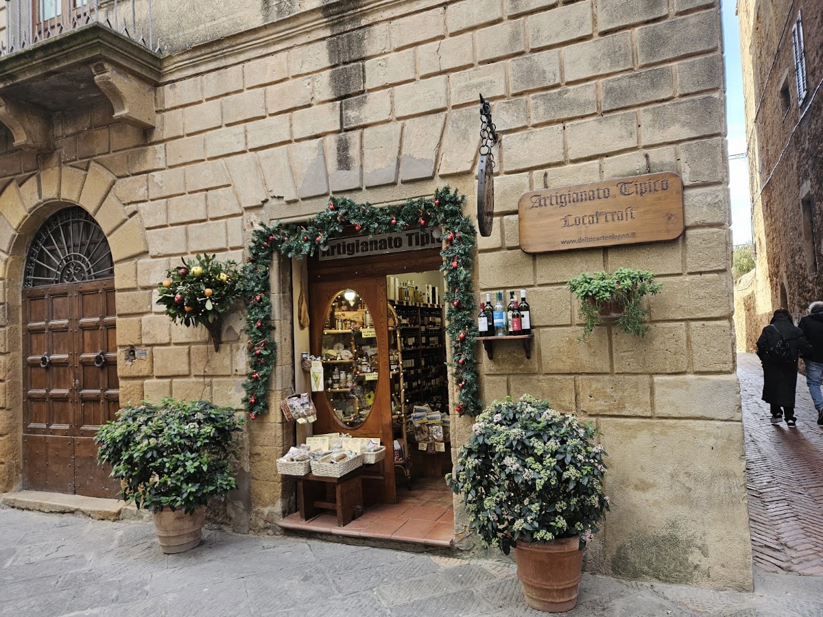 Il banco e la vetrina dei gusti.
