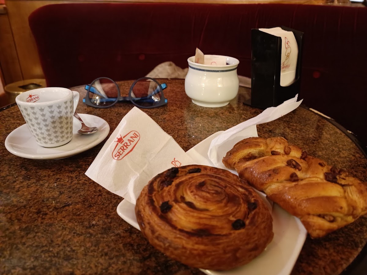 Le vaschette in vetrina.