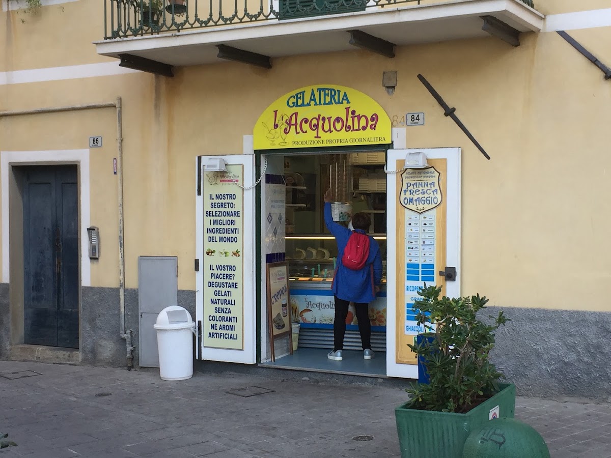Il banco e la vetrina dei gusti.