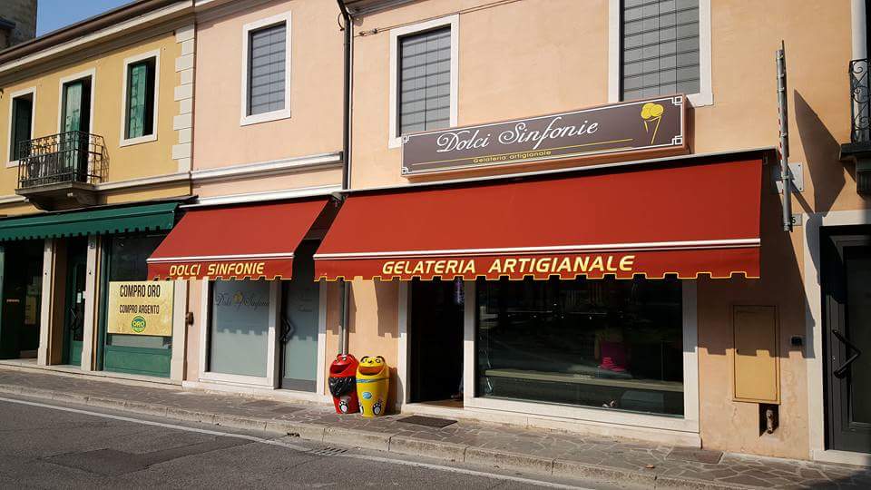 Il banco e la vetrina dei gusti.
