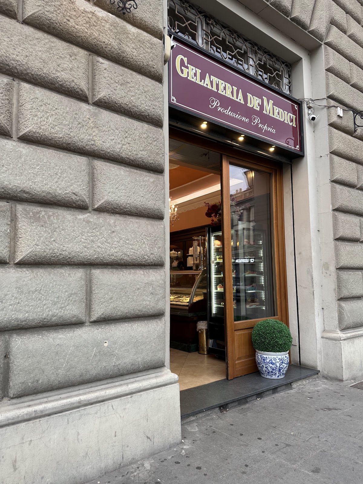 Un dettaglio della vetrina.