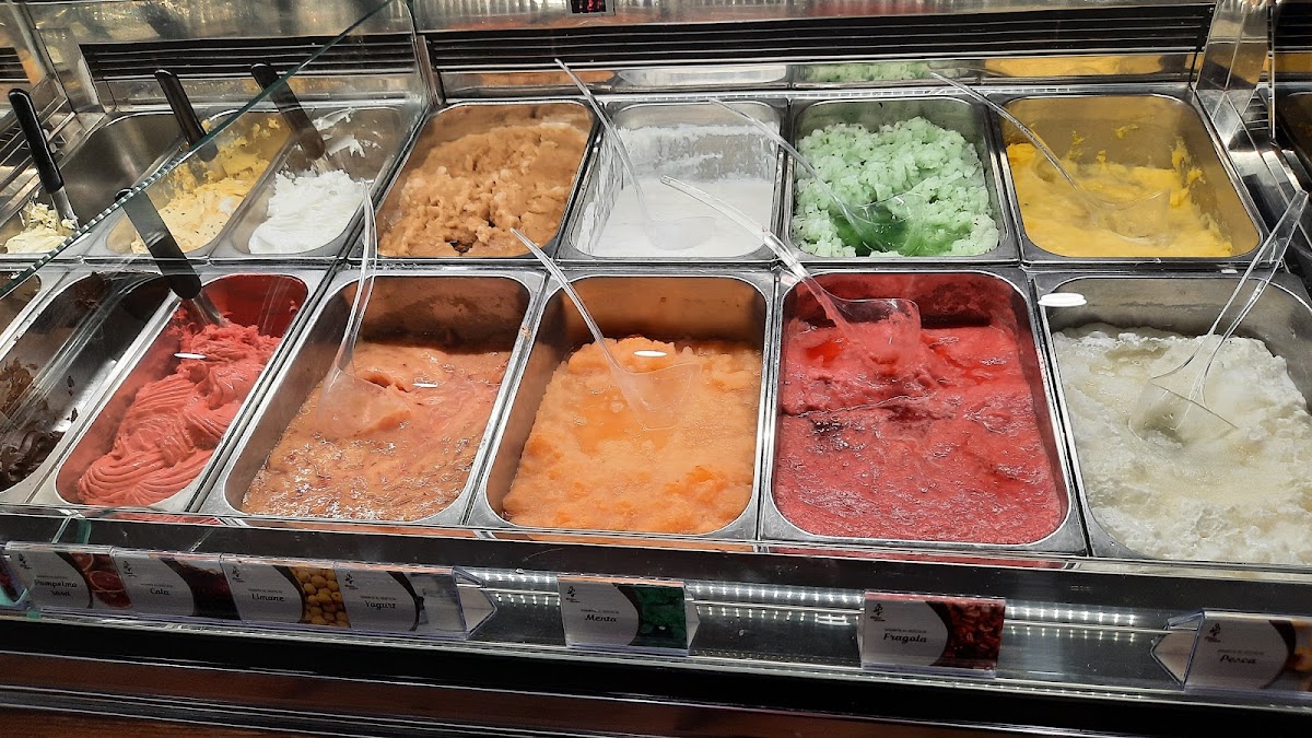 Le vaschette in vetrina.