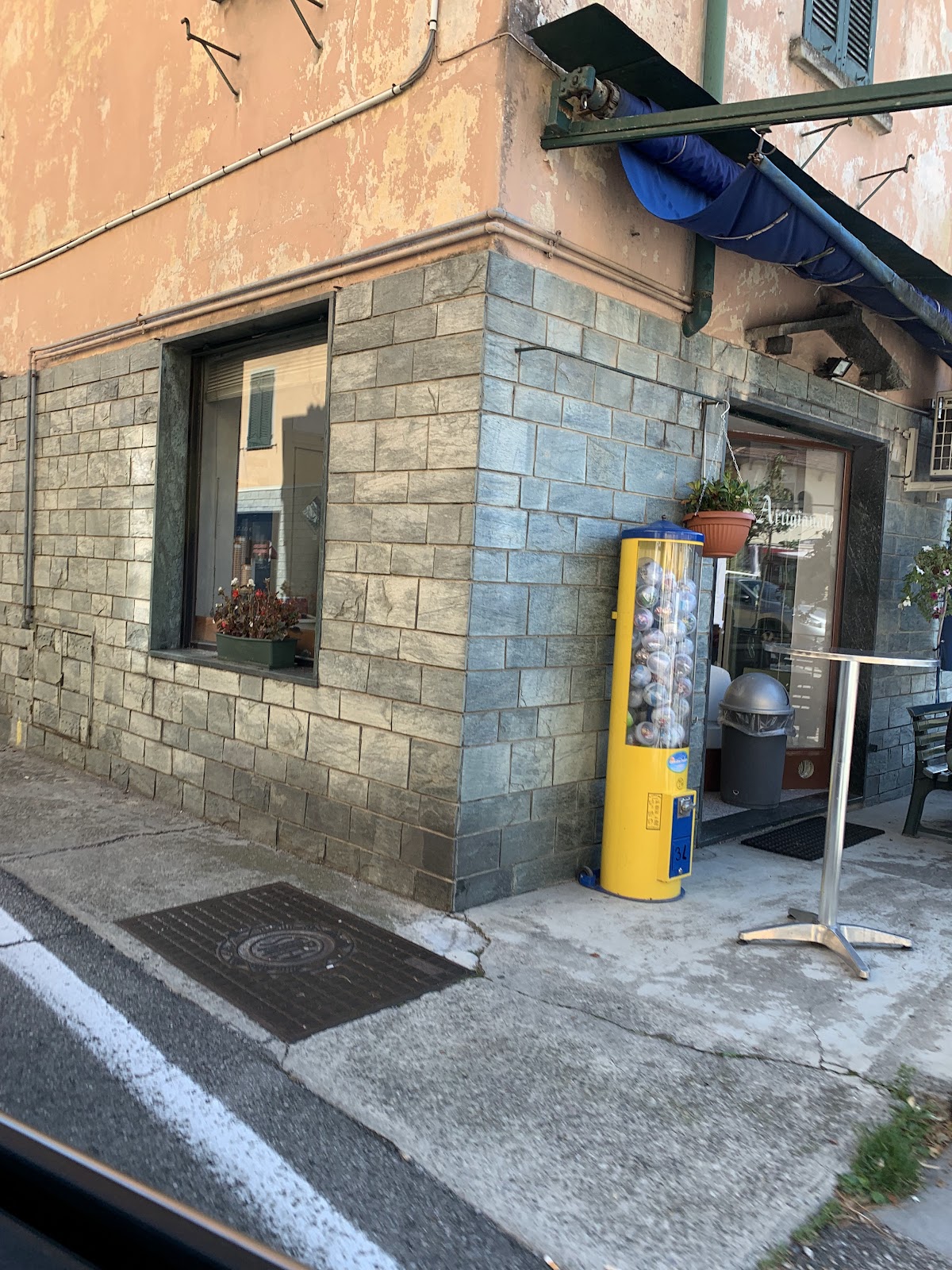 Il banco e la vetrina dei gusti.