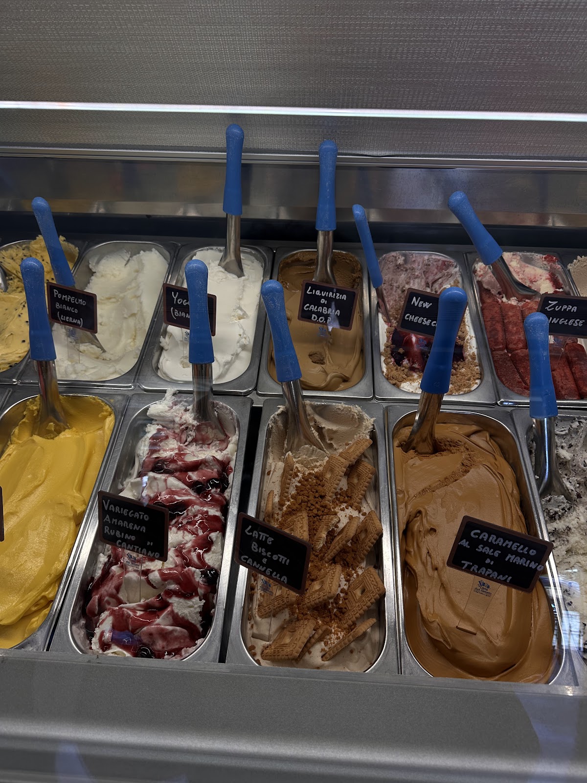 Un dettaglio della vetrina.