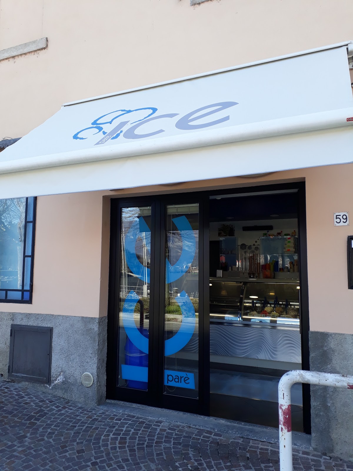 Il banco e la vetrina dei gusti.