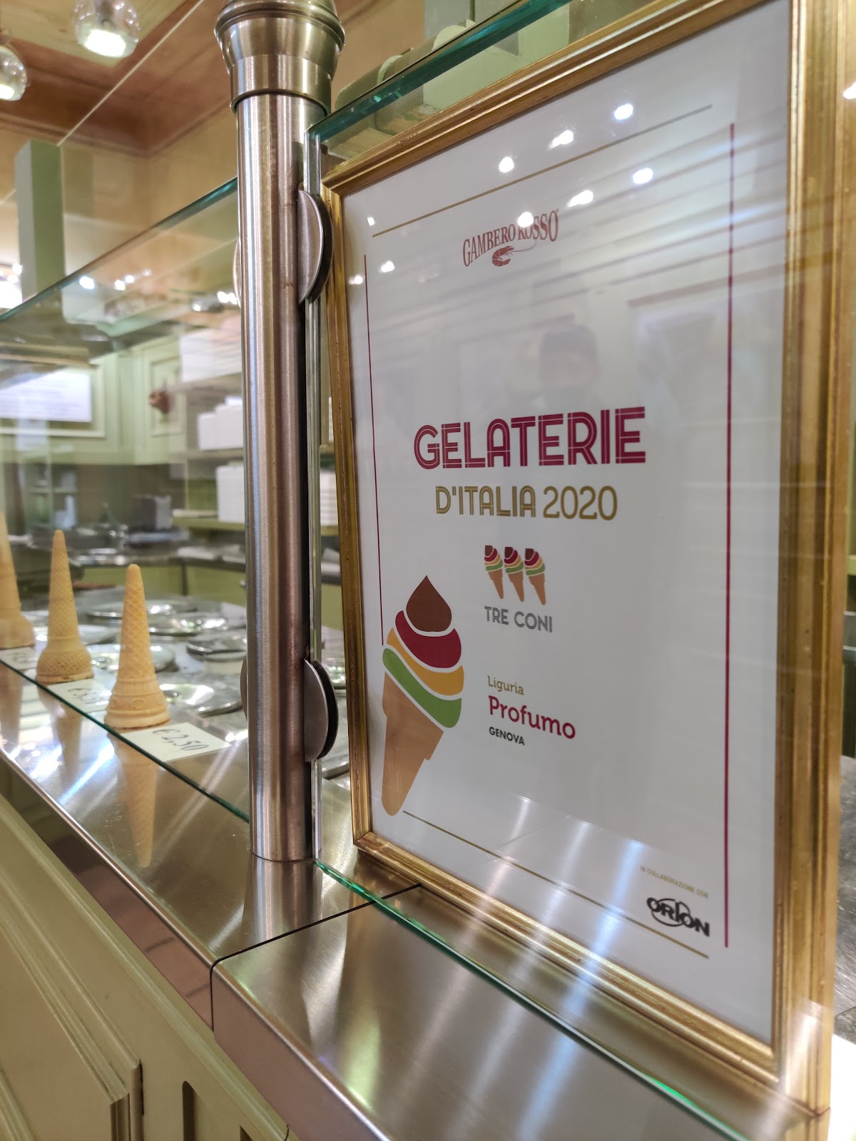 Il banco e la vetrina dei gusti.
