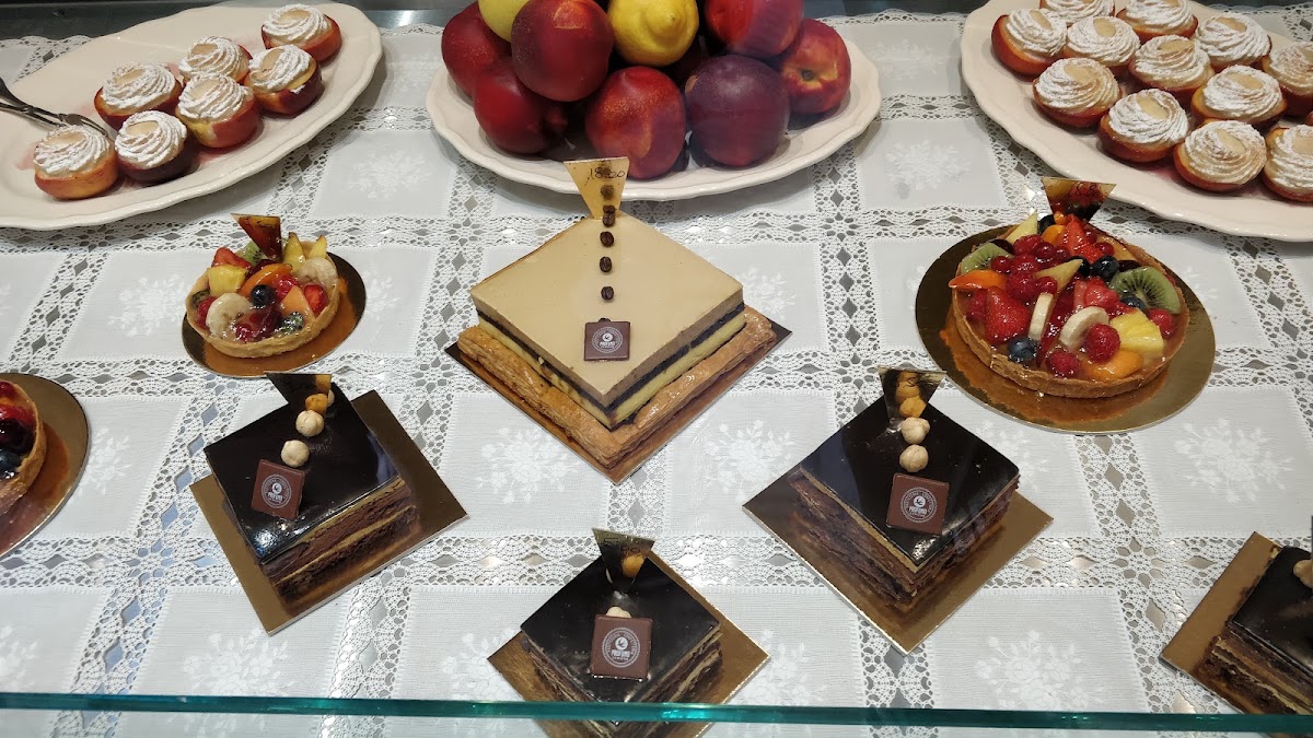 Le vaschette in vetrina.