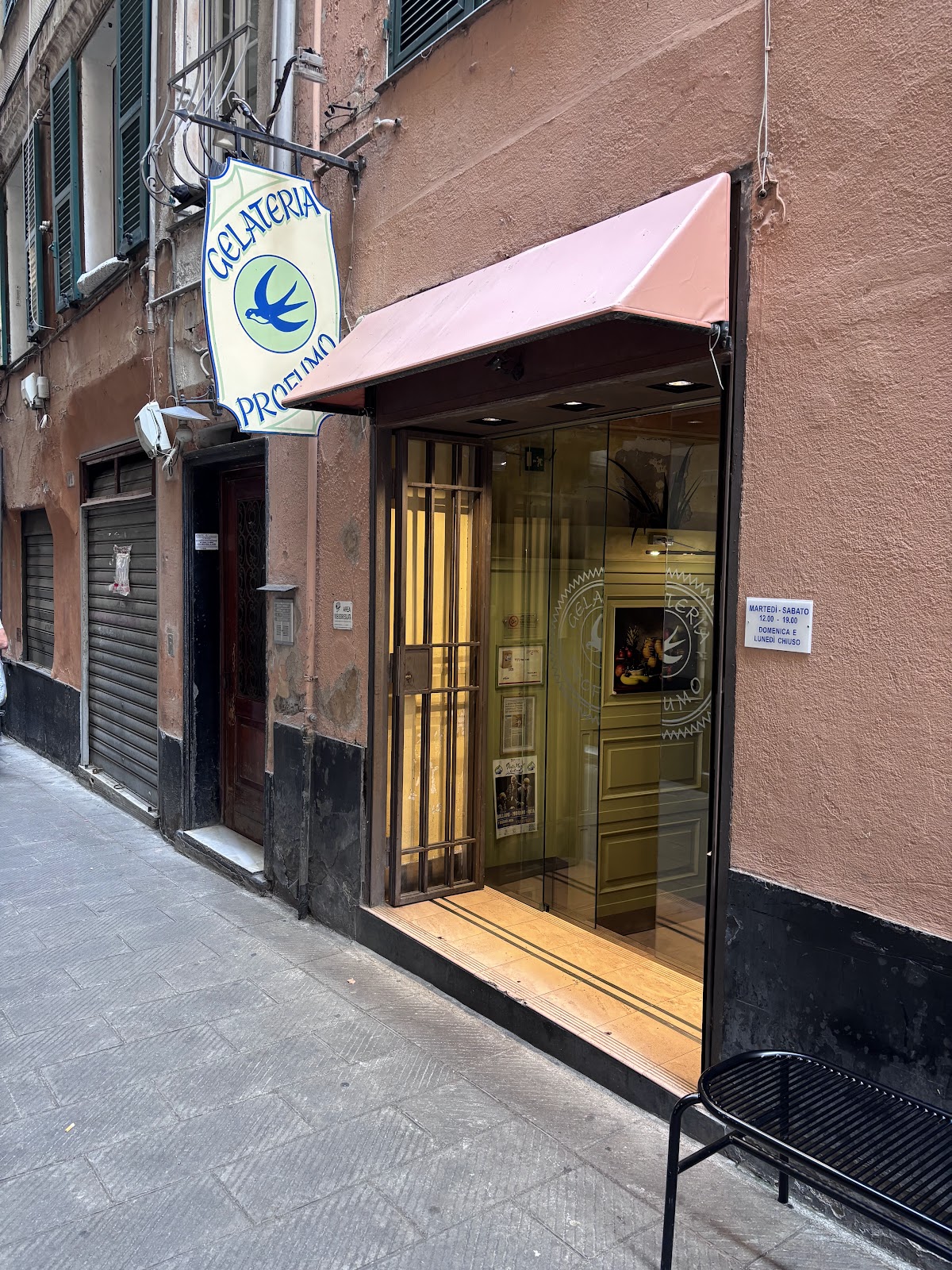 Un dettaglio della vetrina.