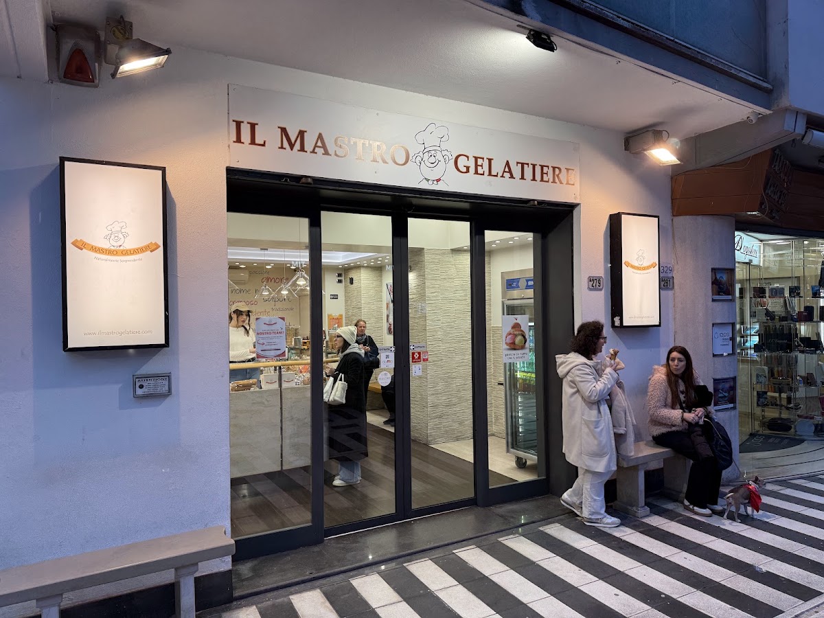 Il banco e la vetrina dei gusti.